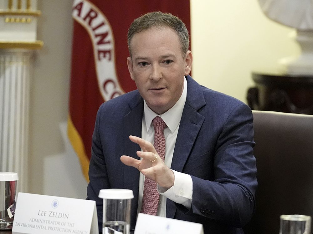     ইউএস এনভায়রনমেন্টাল প্রোটেকশন এজেন্সি অ্যাডমিনিস্ট্রেটর লি জেল্ডিন ​​2025 সালের 26শে আগস্ট ওয়াশিংটনের হোয়াইট হাউসে রাষ্ট্রপতি ডোনাল্ড ট্রাম্পের সাথে মন্ত্রিসভার বৈঠকের সময় কথা বলছেন।