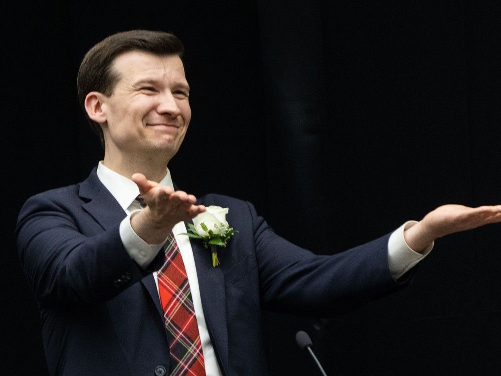     ক্যালগারির মেয়র জেরোমি ফারকাস বুধবার, অক্টোবর 29, 2025-এ সিটি হলে সহযোগী প্রধান বিচারপতি ডি. ব্লেয়ার নিক্সন শপথ নিচ্ছেন৷