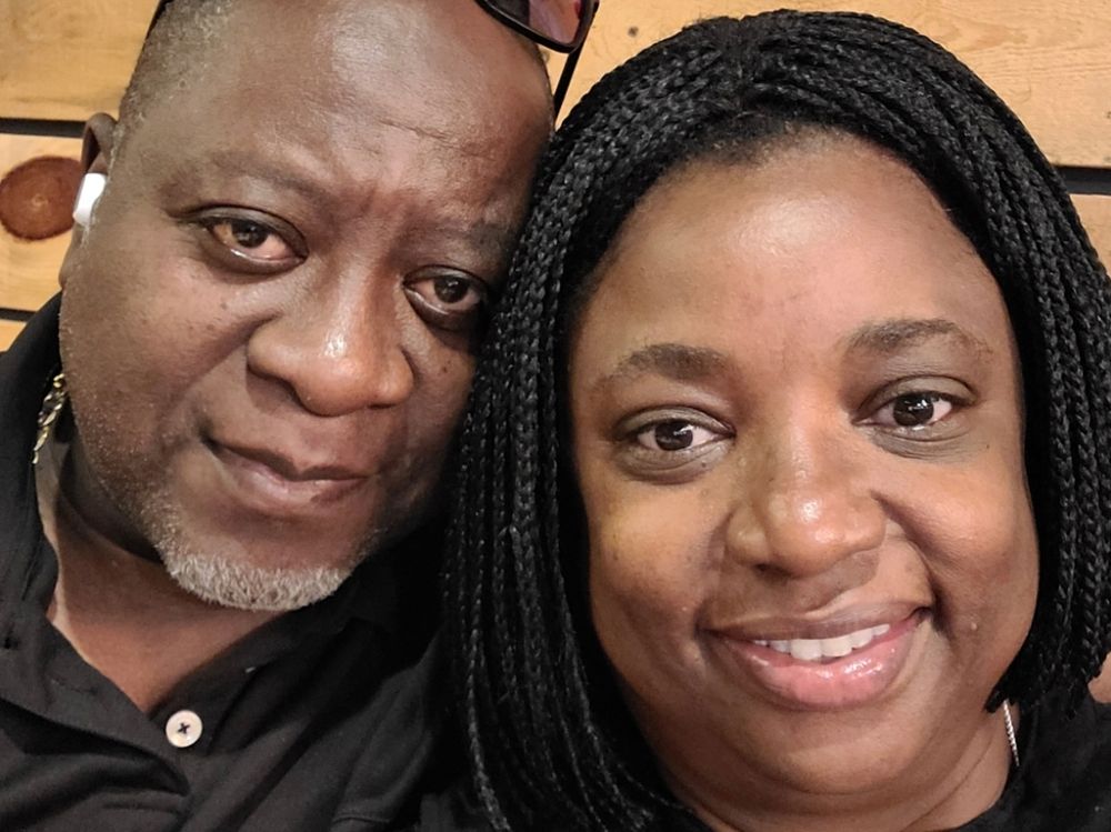 Stafford and Karen Gordon. This picture shows the gold chain that they say was lost along with their luggage. Stafford and Karen Gordon. This picture shows the gold chain that they say was lost along with their luggage.