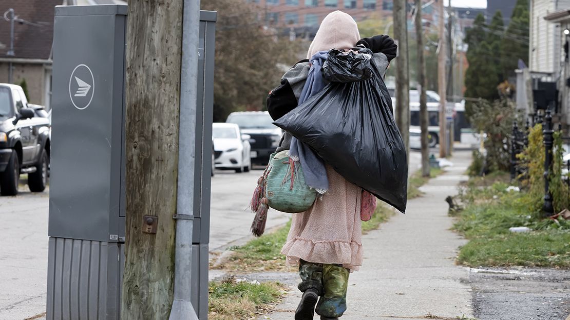 ST. CATHARINES-WEDNESDAY NOVEMBER 12, 2025—HOMELESS—A homeless person in St. Catharines, Wednesday November 12, 2025.
[Photo By Peter J Thompson/National Post], [For Story by Allen Abel/National Post]