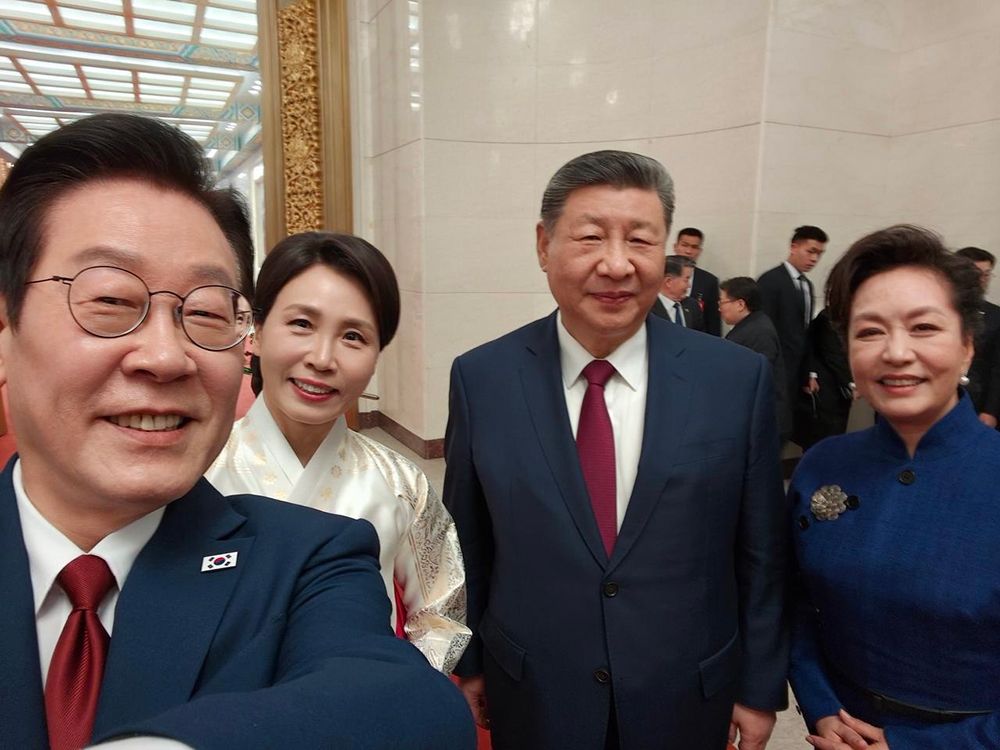 South Korea's president snaps Xi selfie with phone the Chinese leader joked could be spy device