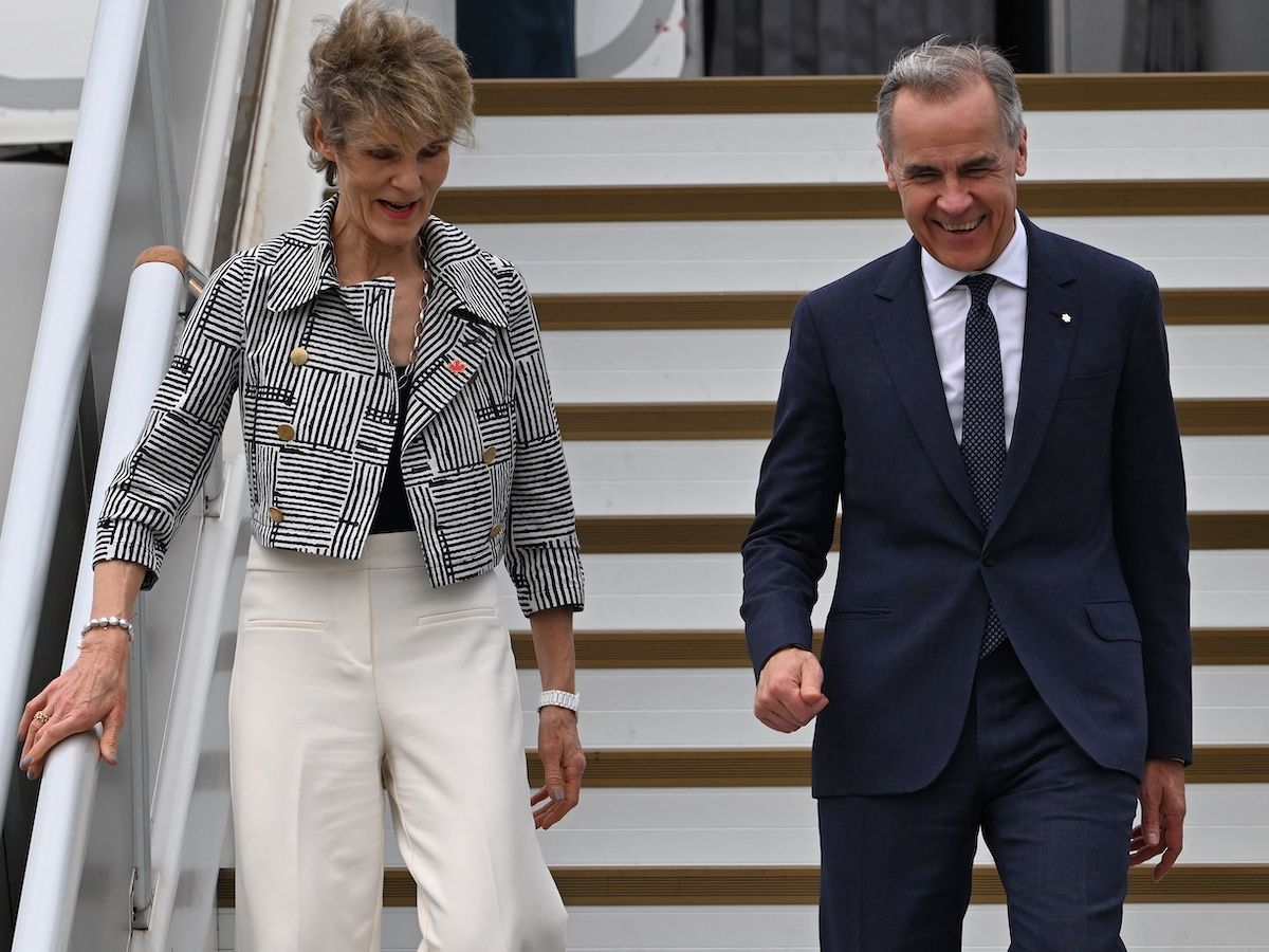  Canada’s Prime Minister Mark Carney and his wife Diana Fox Carney arrive at Sydney Airport on March 3, 2026. (Photo by Saeed KHAN / AFP via Getty Images)