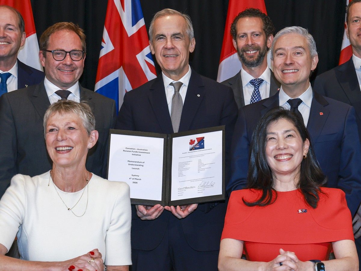  Canadian Prime Minister Mark Carney (C) stands with officials during a signing ceremony as part of the Canadian-Australian Pension Funds Investment Initiative on March 4, 2026 in Sydney, Australia.