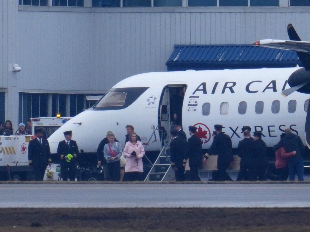 Pilots carry the casket during the repatriation of Jazz Aviation pilot Mackenzie Gunther, who died after his Air Canada Express plane collided with a fire truck at New York's LaGuardia Airport, in Ottawa, on Thursday, March 26, 2026.