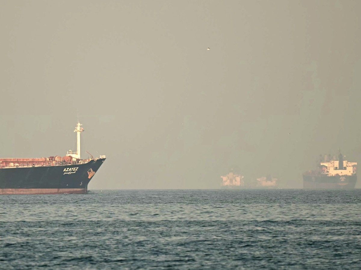 nationalpost.com - Bloomberg News - Three oil supertankers sail through the Strait of Hormuz