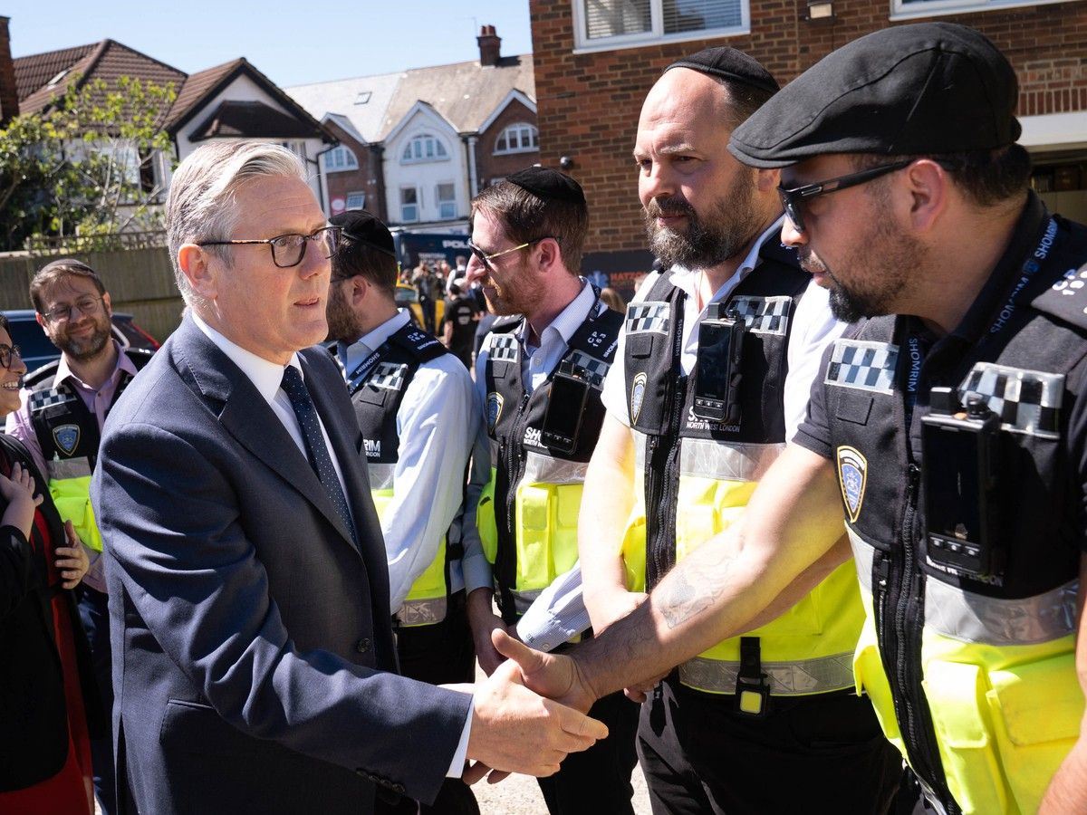  Britain’s Prime Minister Keir Starmer meets first responders from Shomrim North West London during a visit to Golders Green in north-west London on April 30, 2026, the day after two men were stabbed. (Photo by Stefan Rousseau/AFP via Getty Images)