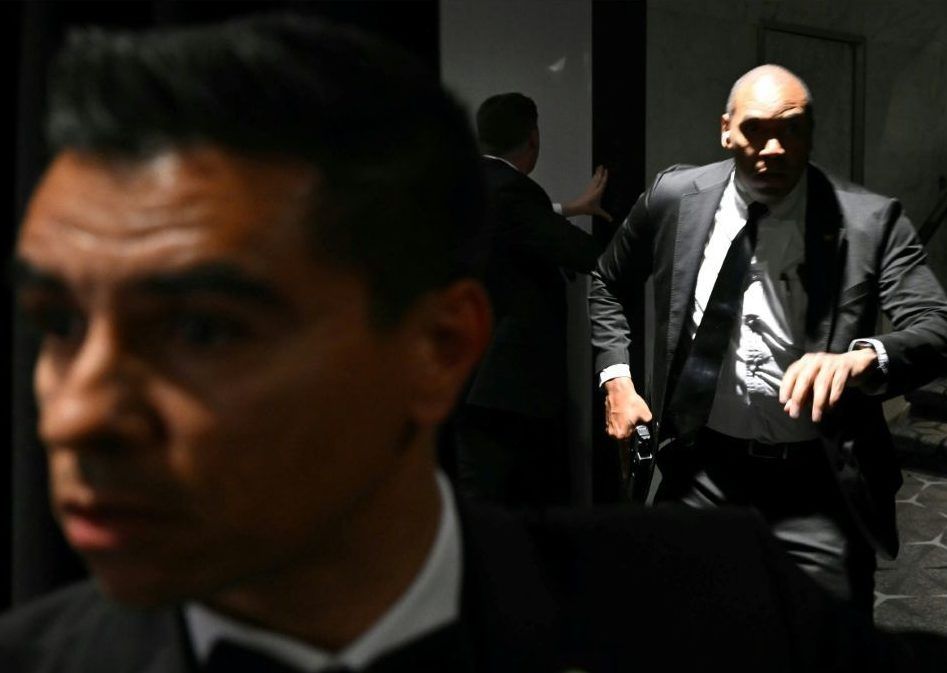 Agents draw their guns after loud bangs were heard during the media gala at the Washington Hilton, where President Donald Trump was the guest of honour. (Mandel NGAN/AFP)