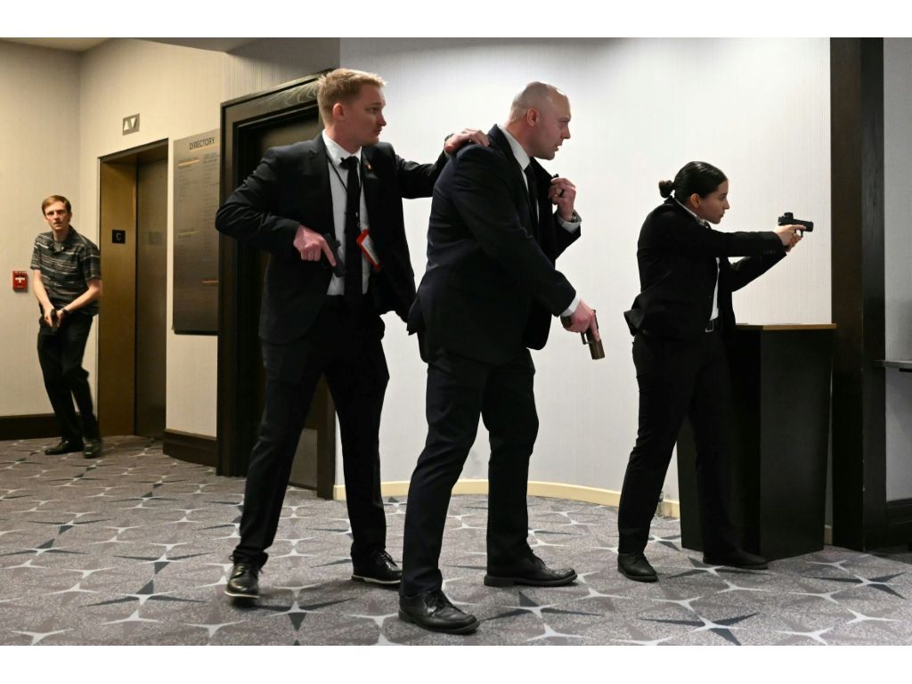U.S. security agents draw their guns after shots were heard during the White House Correspondents’ Association dinner at the Washington Hilton. (Mandel NGAN/AFP)