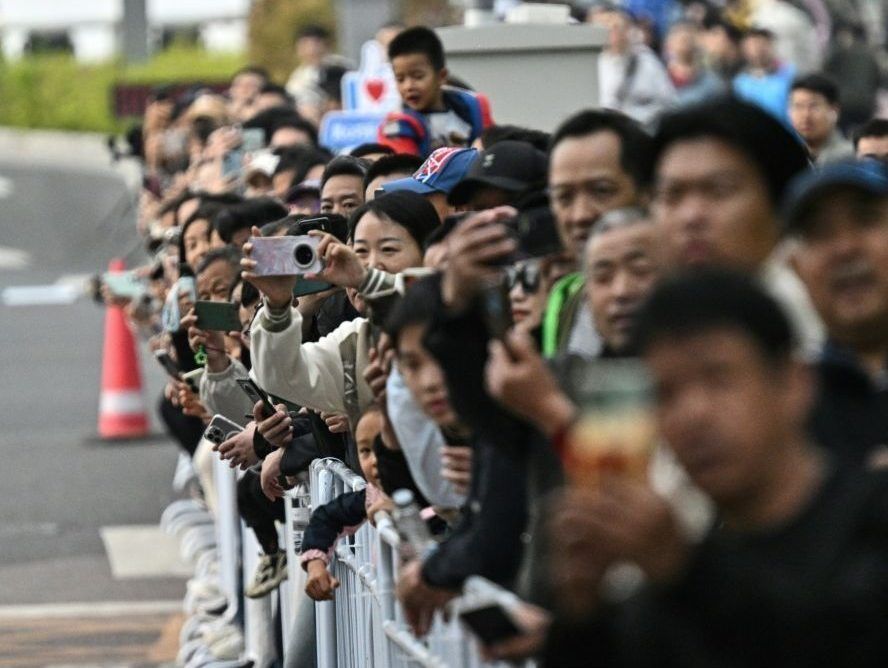 Curious spectators lined the roads to watch the machines and their human rivals race at the half-marathon in Beijing. (Pedro PARDO/AFP)