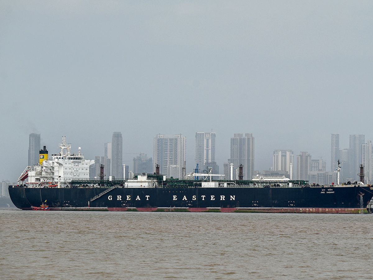 Shipowners hope Strait of Hormuz ceasefire window can free more than 800 trapped vessels