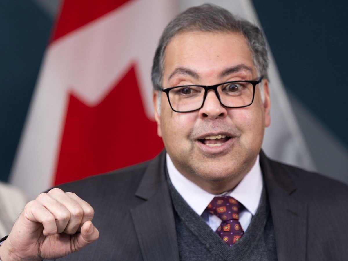 Nenshi’s strategy: embrace patriotism, keep Avi Lewis faaaar away
