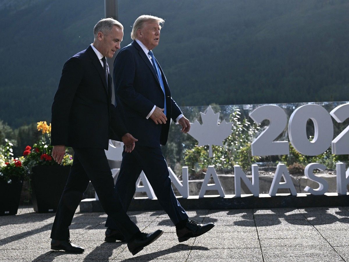  Prime Minister Mark Carney and U.S. President Donald Trump arrive for a family photo during the Group of Seven (G7) Summit at the Kananaskis Country Golf Course in Kananaskis, Alberta, on June 16, 2025.