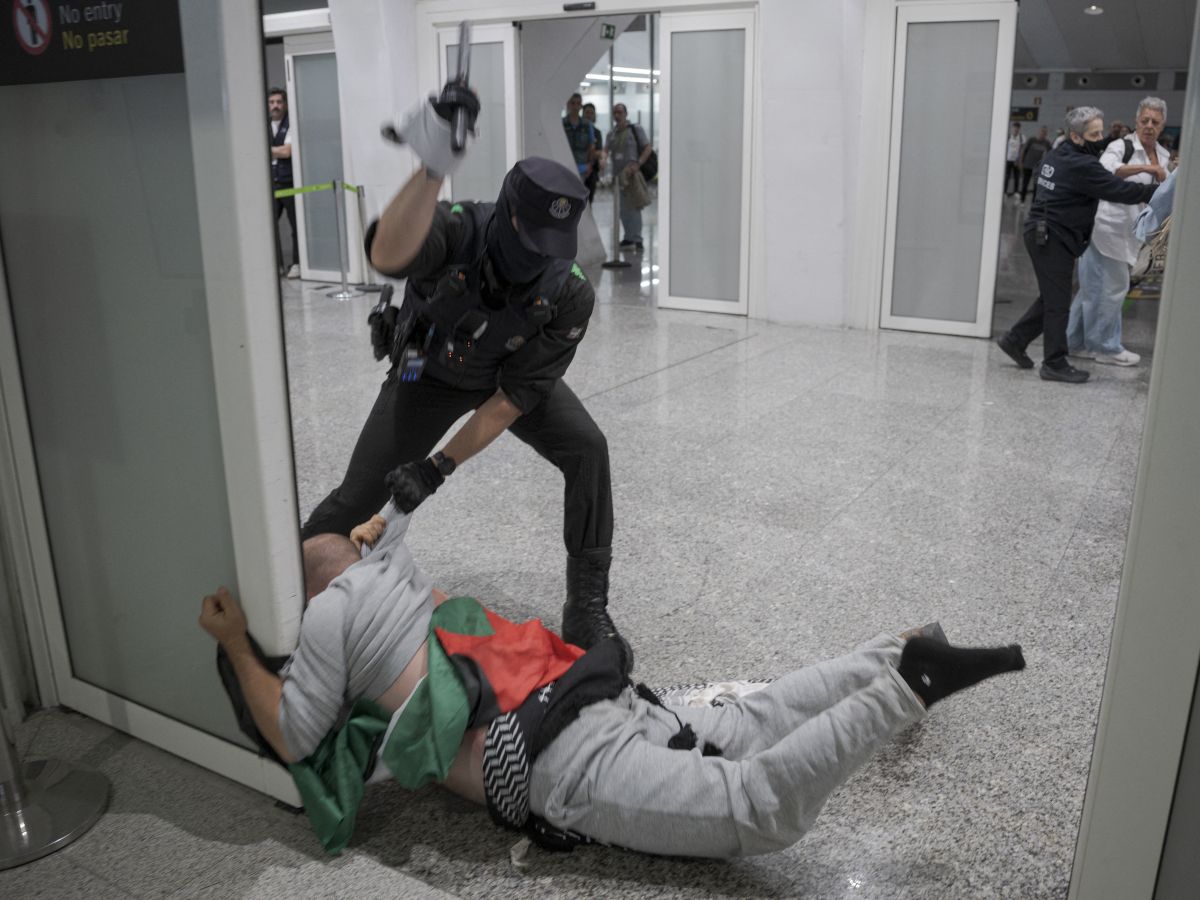 Spanish police beat flotilla activists