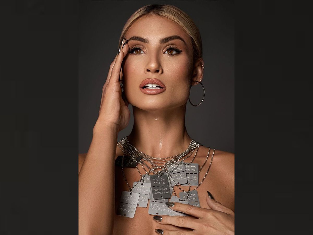  Montana Tucker wearing dog tags in honour of Israeli hostages in Gaza, in 2024.