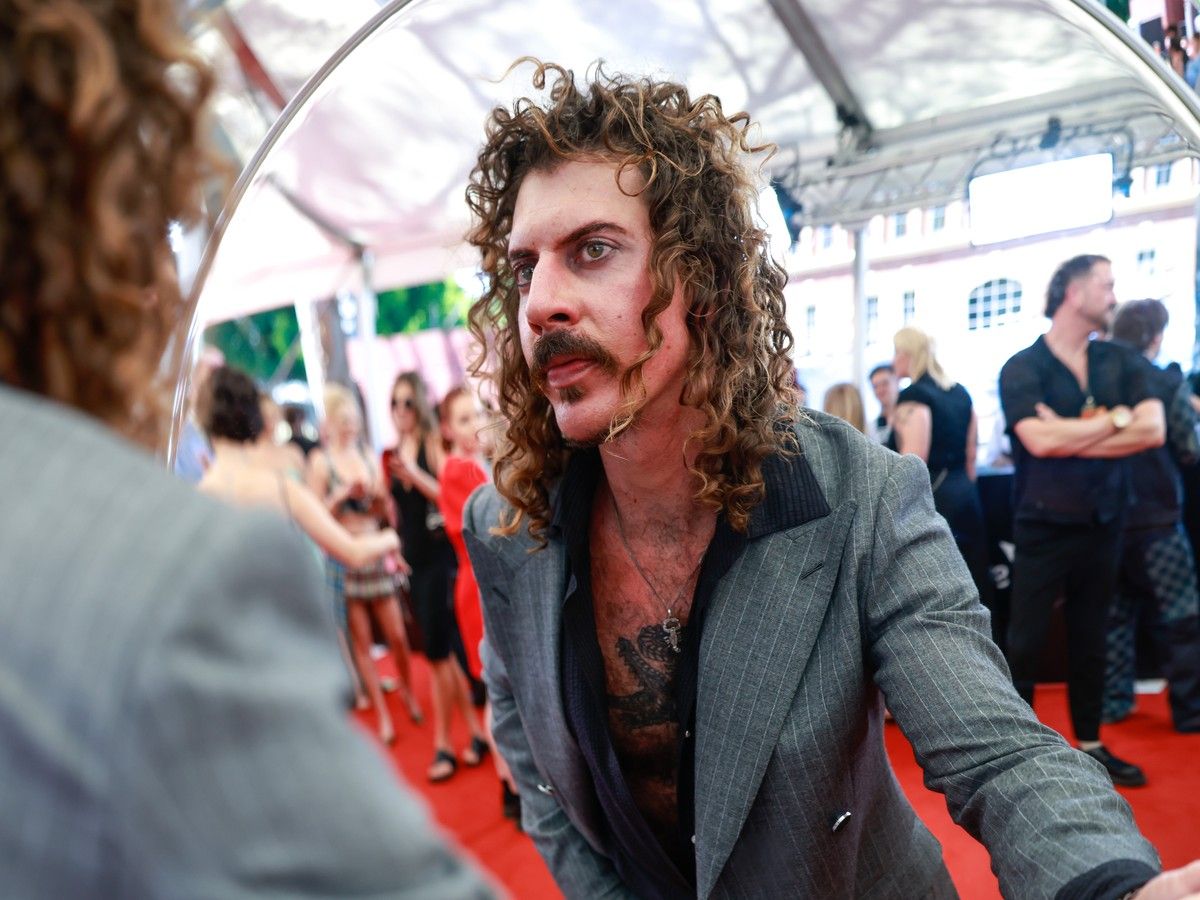Singer denied entry from Canada to U.S. due to ‘security concerns,’ girlfriend apologizes for Trump post