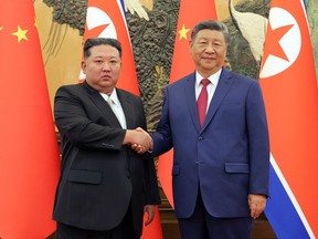 North Korean leader Kim Jong Un shaking hands with Chinese President Xi Jinping
