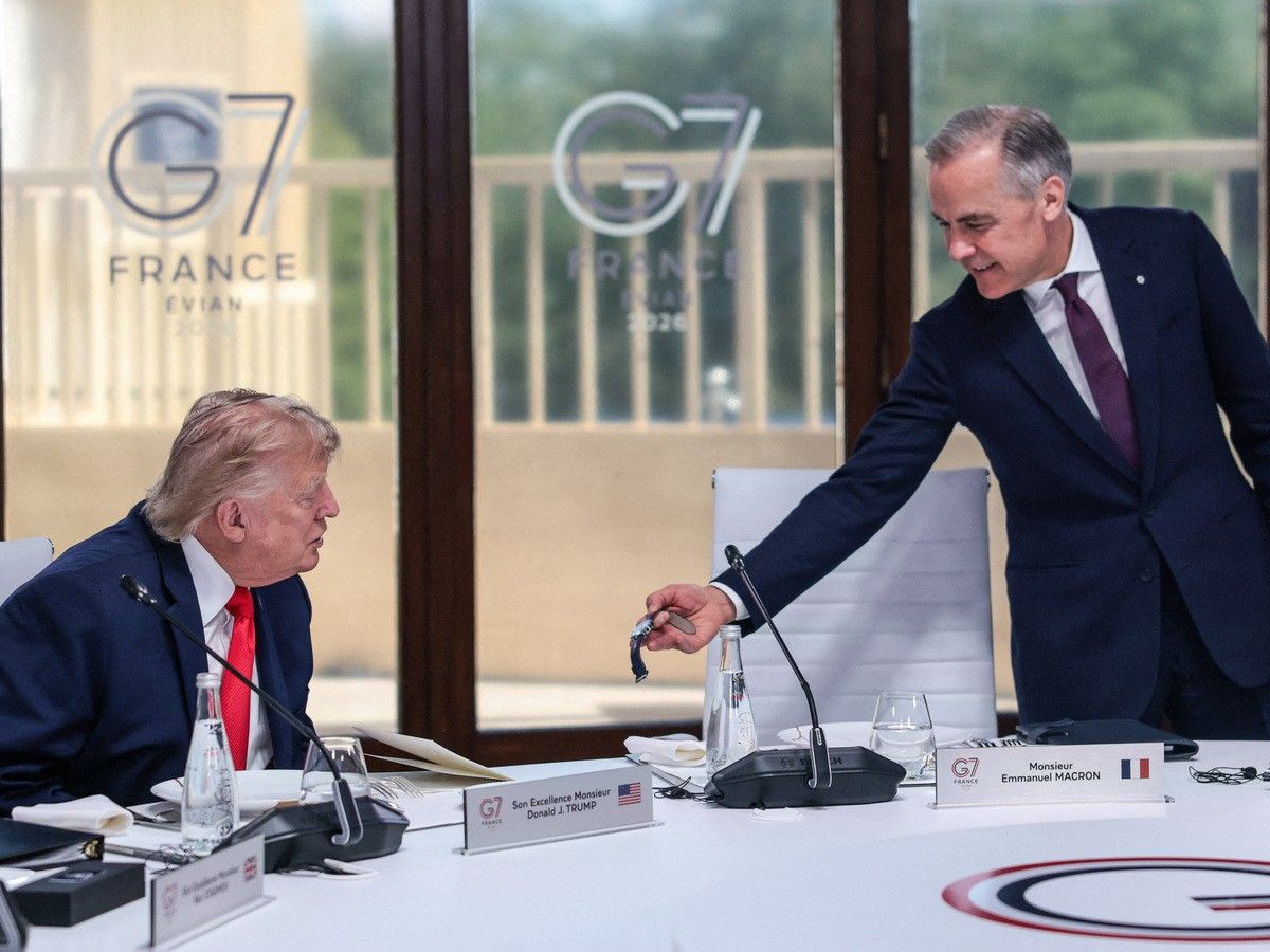  Canada’s Prime Minister Mark Carney (R) shows a watch to US President Donald Trump as they attend a work lunch as part of the G7 summit, in Evian, eastern France, on June 16, 2026.