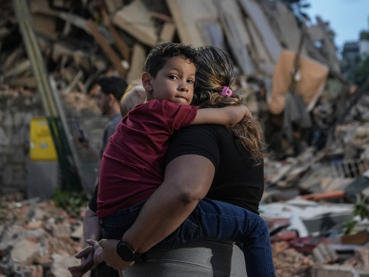 Mothers search, men weep amid debris of Venezuela earthquakes