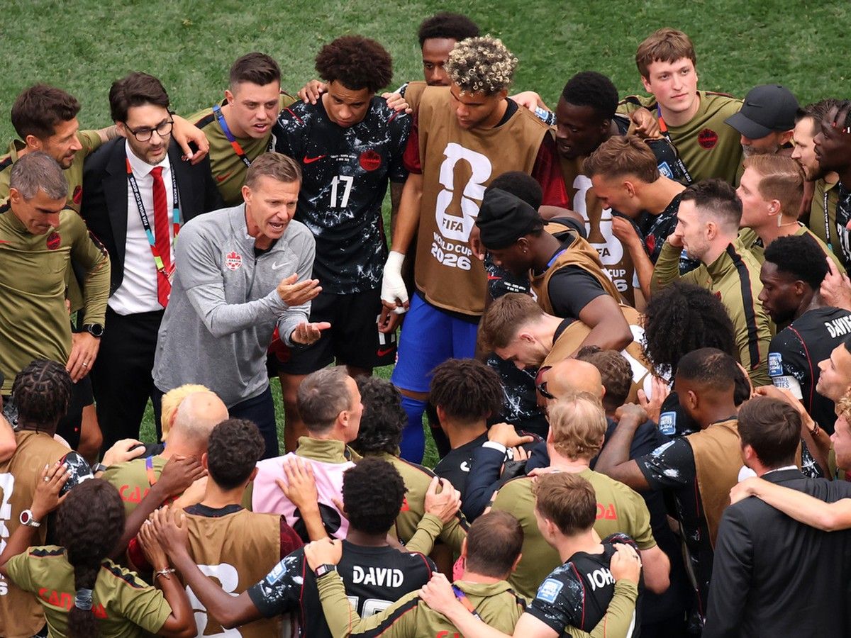 Jesse Marsch speaks with his players