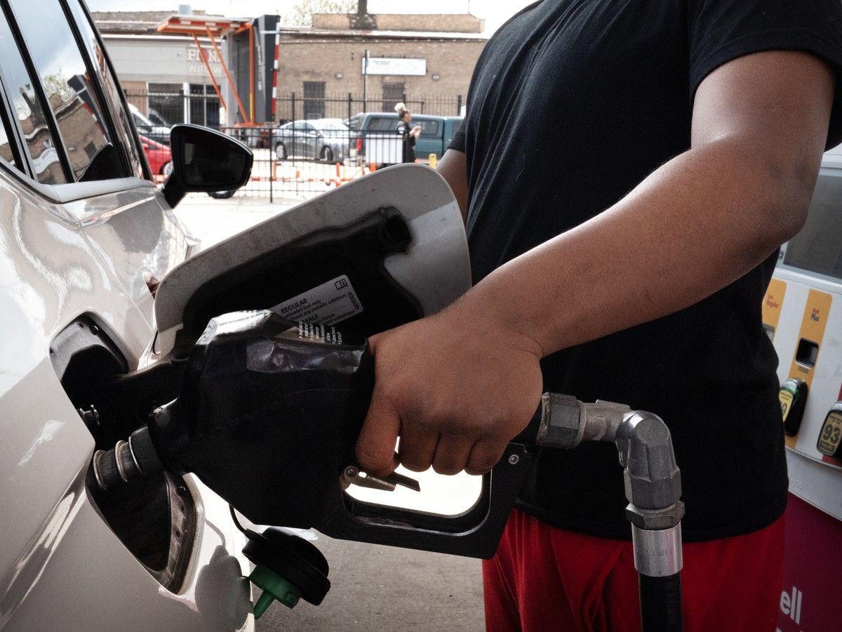 Cost-conscious Americans choosing regular gas over premium at the pumps