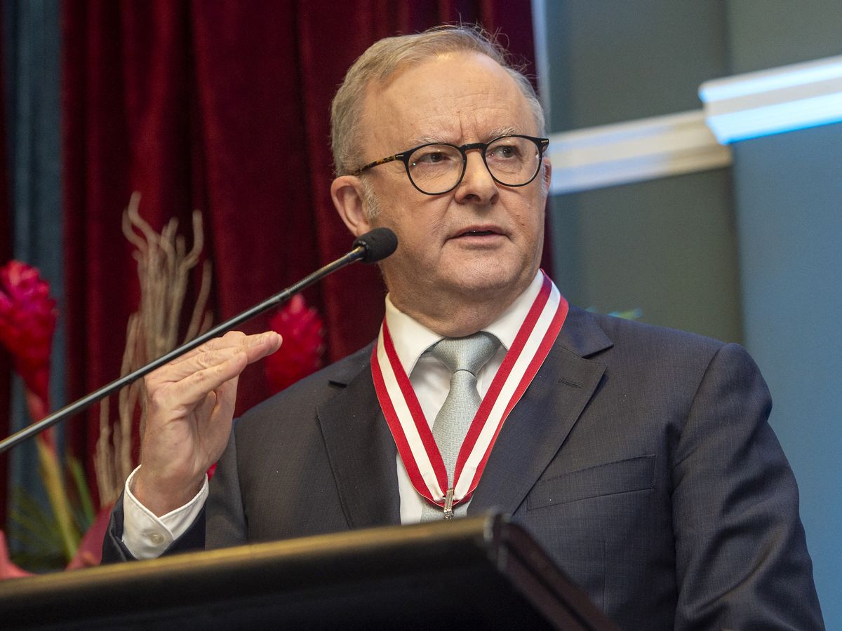 Australian prime minister apologizes for Kylie Minogue comments