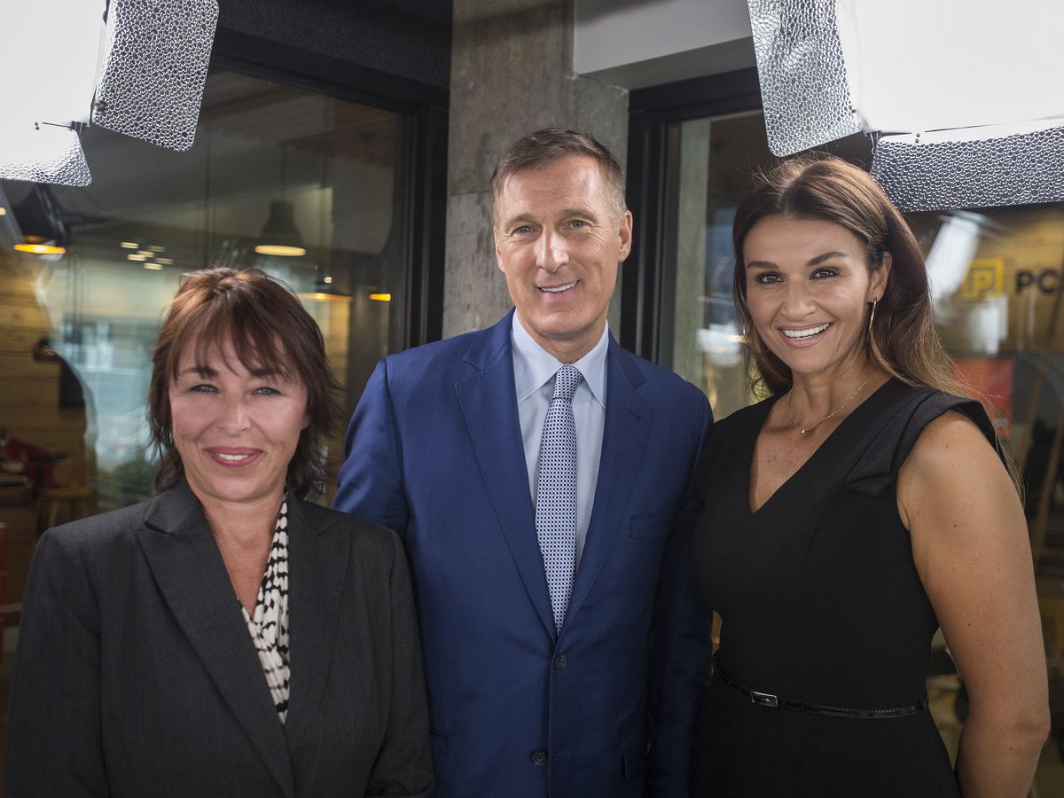 People’s Party of Canada leader Maxime Bernier with party member Renata Ford, left, and host Larysa Harapyn, Sept. 24, 2019. People’s Party of Canada leader Maxime Bernier with party member Renata Ford, left, and host Larysa Harapyn, Sept. 24, 2019.