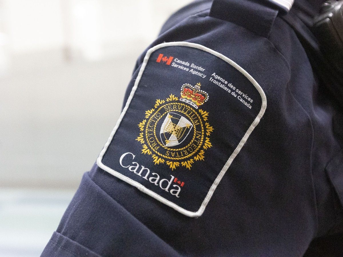 A shoulder of a CBSA officer, showing his CBSA patch.