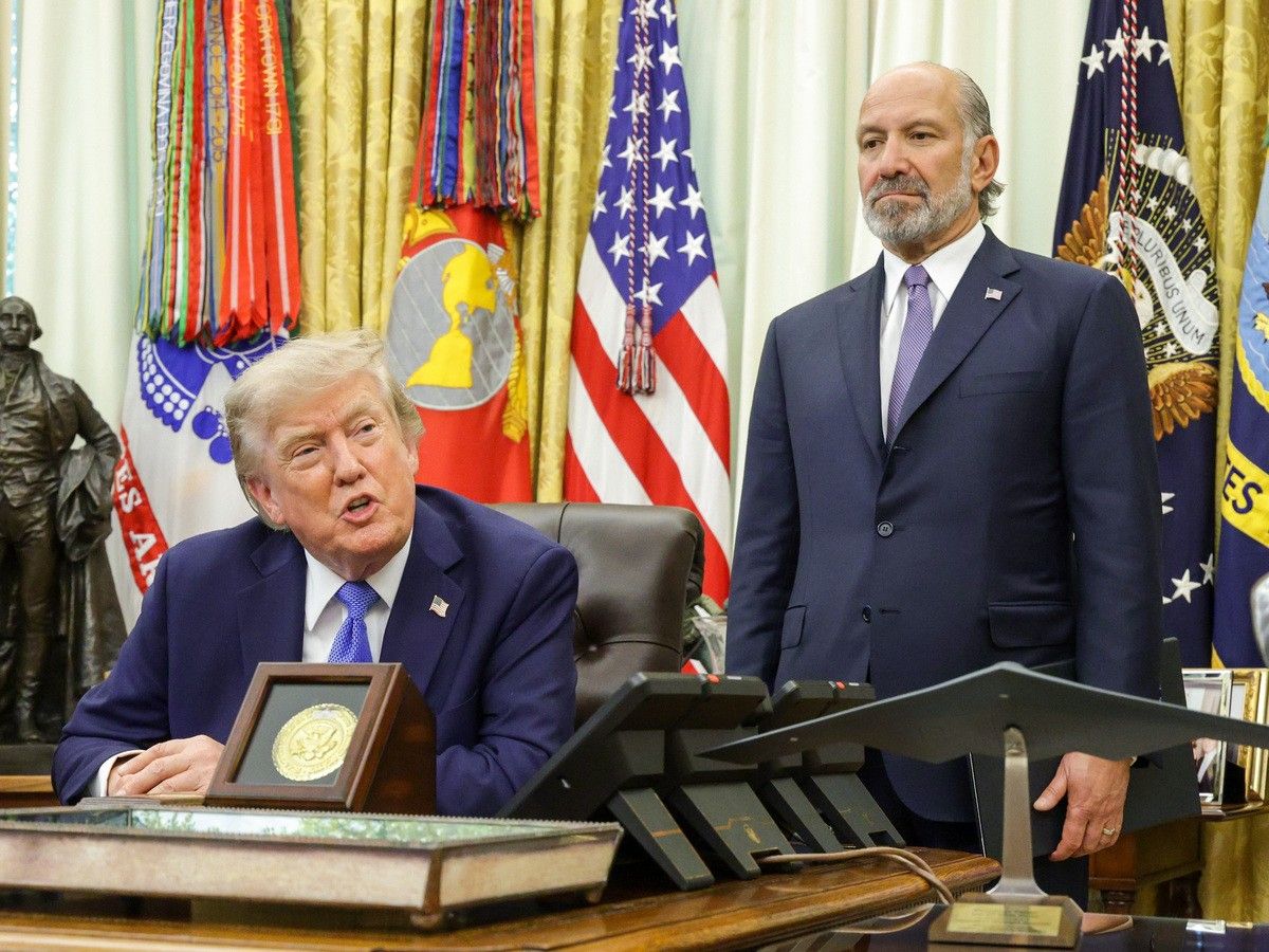 Donald Trump, left, Howard Lutnick, right, in the OVal office