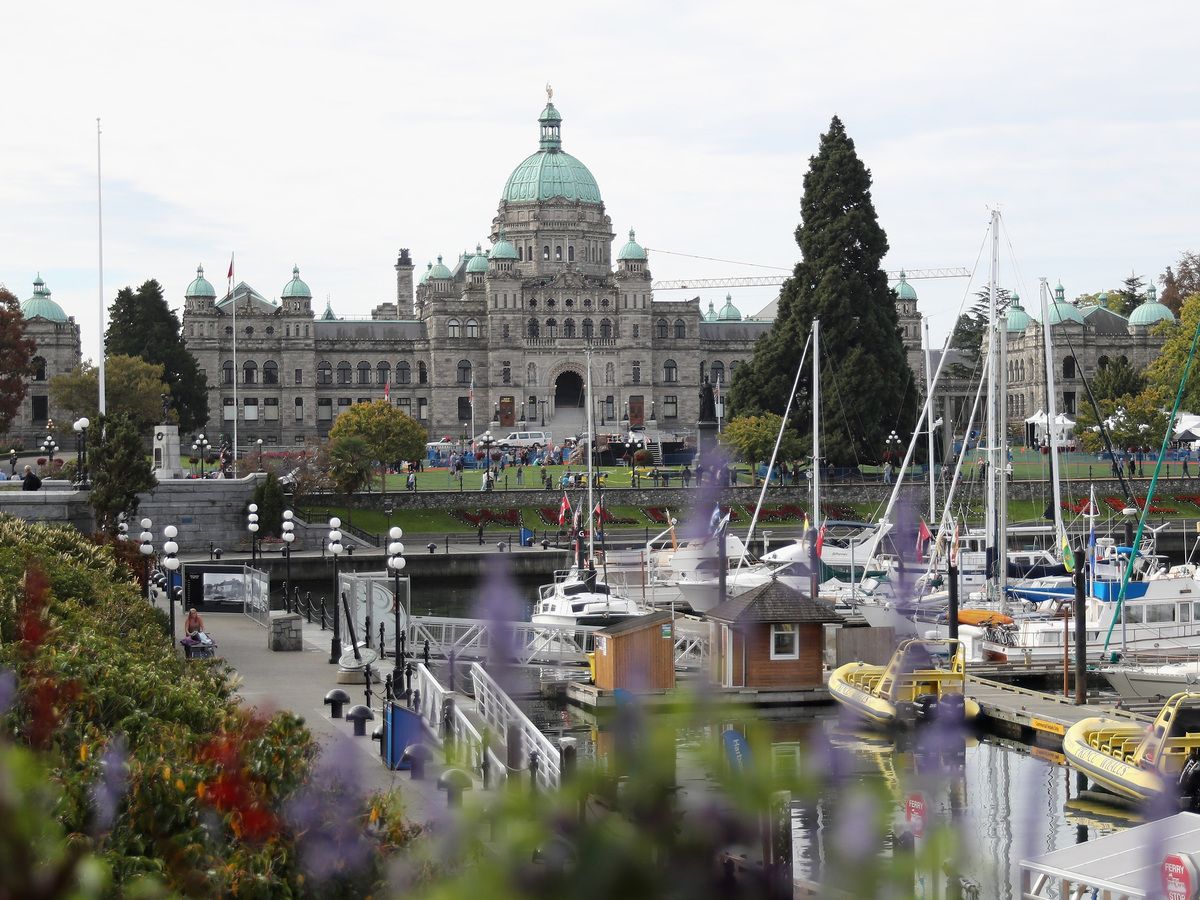Canadian provinces pay their politicians twice what American states do, study finds