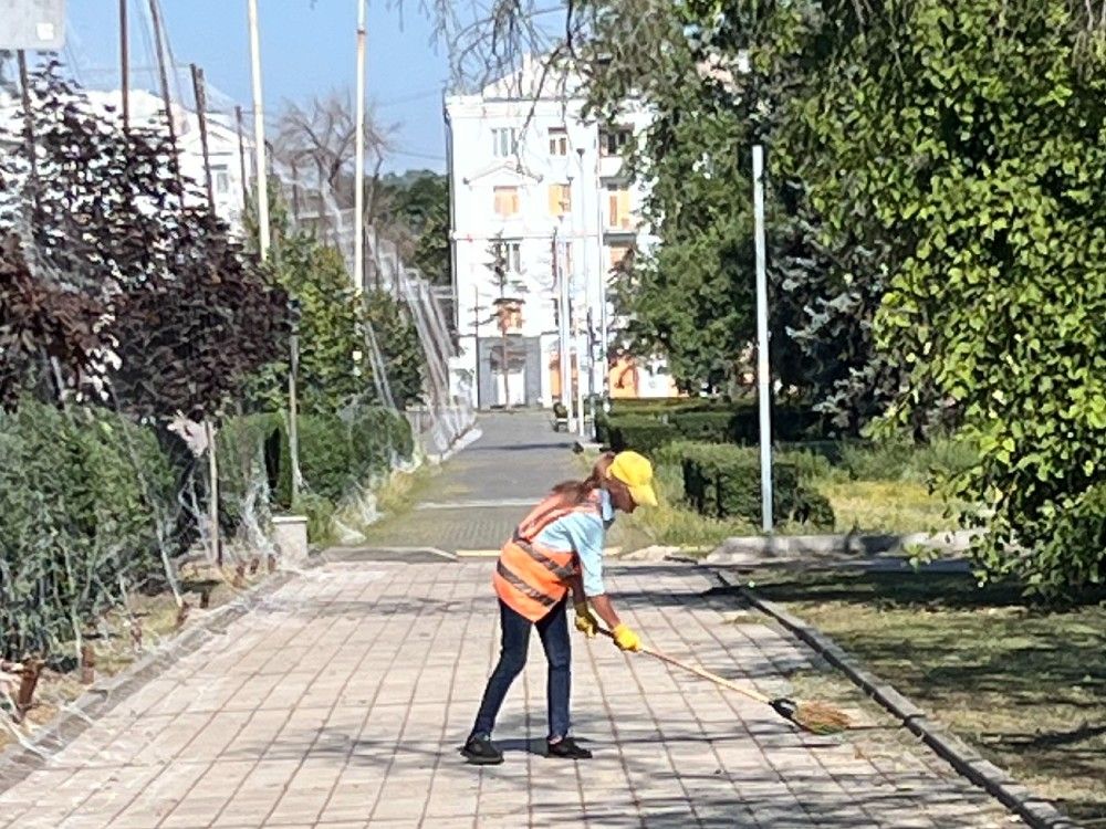 Municipal employees are still at work in Kramatorsk, Ukraine, even as Russian forces approach.