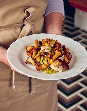Haricots jaunes, BBQ chanterelles and blue cheese