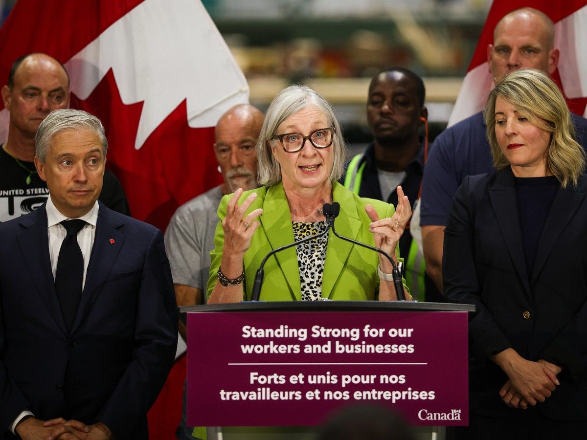 Canada employment down 41,700 in August, jobless rate holds at 6.4%