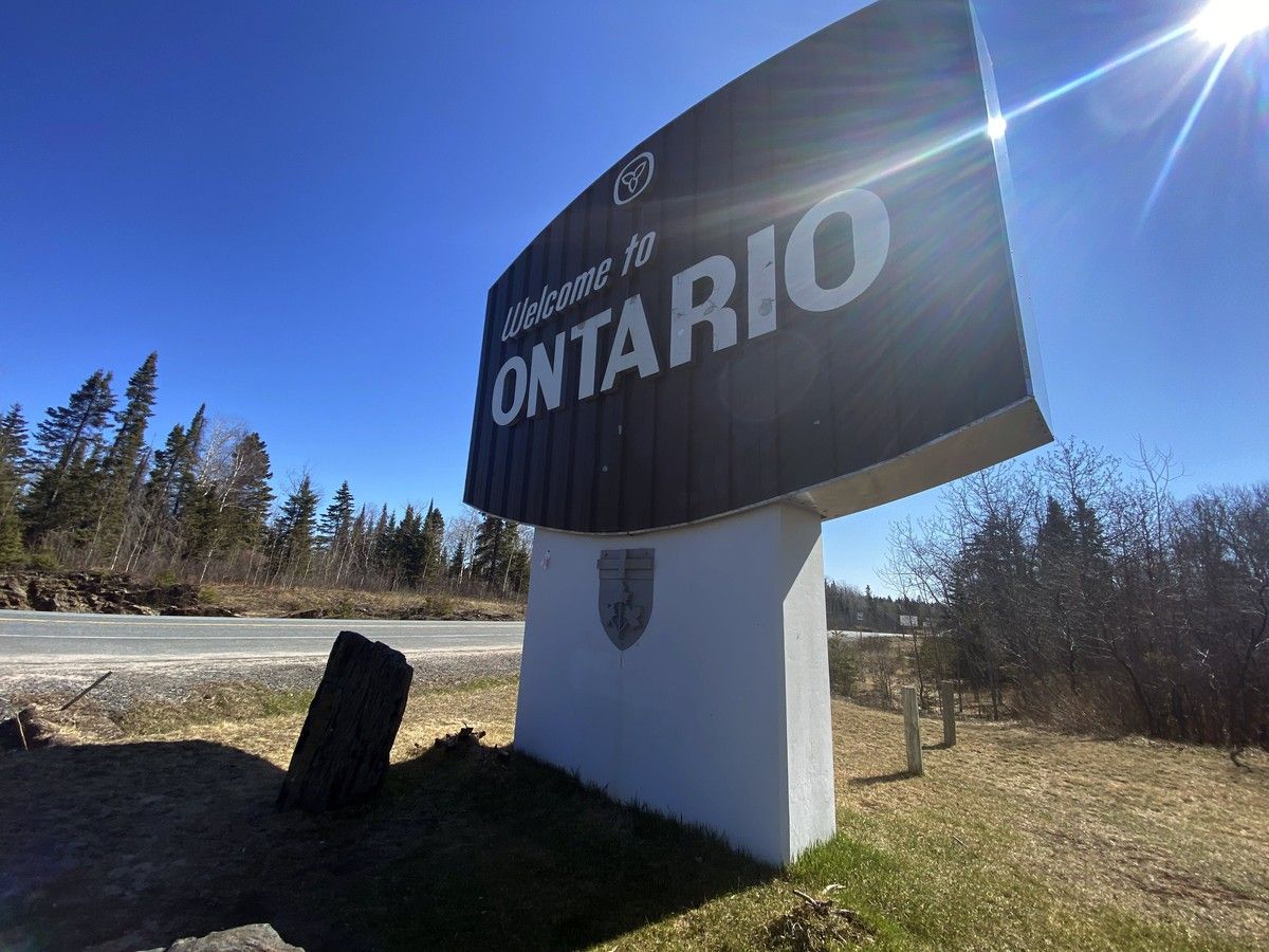  A sign at the Manitoba/Ontario border.