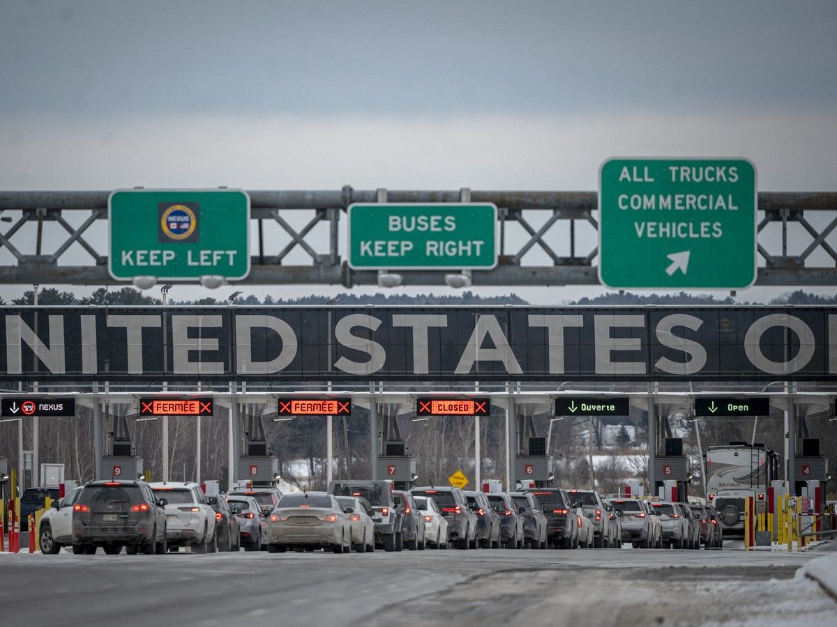 Cars wait in line at a U.S. border crossing.
