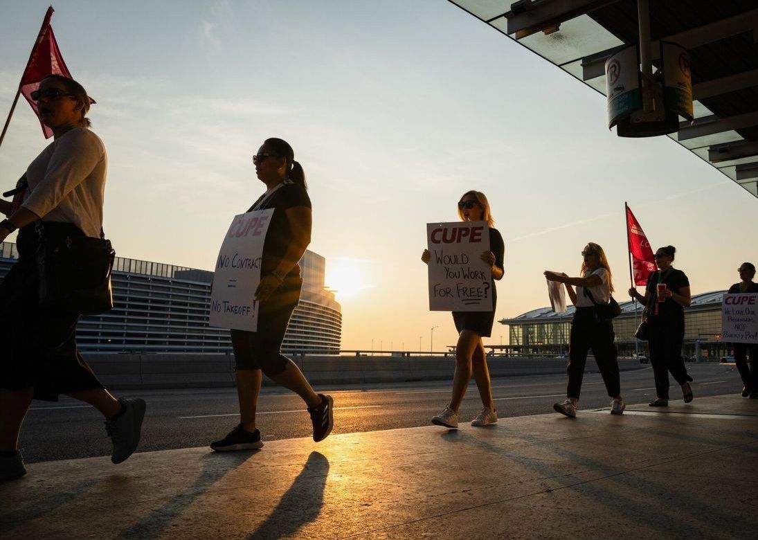 Canadians split on how much power Ottawa should have in ending labour strikes: poll