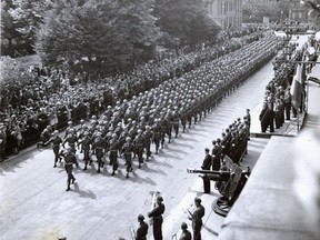 Lt. Col. Mowbray Alway leading Canadian troops into Dieppe on Sept. 1, 1944. File photo