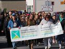 Quelques-uns des centaines de participants à la marche annuelle de sensibilisation aux maladies mentales.  Photo prise le mardi 8 octobre 2019 à Cornwall, en Ontario.  Todd Hambleton / The Free Cornwall Standard Network / Réseau postmédia