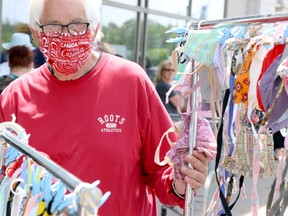 Steve Butland helps distribute free face masks at Pino's Get Fresh Foods on Trunk Road during the COVID-19 pandemic on Tuesday, June 9, 2020 in Sault Ste. Marie, Ont. (BRIAN KELLY/THE SAULT STAR/POSTMEDIA NETWORK)