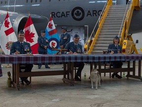 Lieutenant-Colonel Eric Willrich is joined by Colonel Ryan Deming, 8 Wing Commander, as he takes command of 437 Transport Squadron from Lt. Col. Diane Baldasaro (right) during a signing ceremony at 8 Wing Trenton Tuesday.
CPL ROB STANLEY/8 WING IMAGING