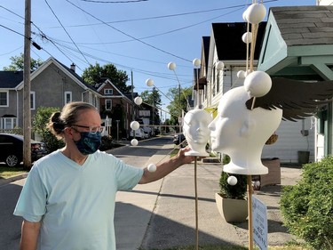 Painter and sculptor Ron MacDonald kept with the COVID times as he greeted the public on Bennett Street. (RONALD ZAJAC/The Recorder and Times)