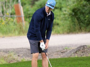 PETER RUICCI/Sault Star
Scott Reed gets ready to chip onto the 18th green at the recent Jane Barsanti  Memorial tournament at Root River