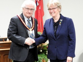 Incoming Leeds and Grenville warden Pat Sayeau is congratuated by departing warden Robin Jones in 2018.
File photo/The Recorder and Times