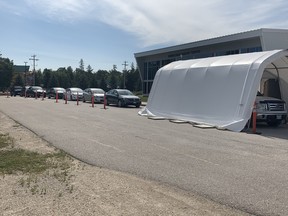 The line has been steady at the COVID-19 testing site in Portage la Prairie over the past few weeks. (Aaron Wilgosh/Postmedia)