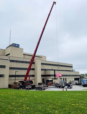 Derek mengangkat mesin MRI ke rumah sakit Owen Sound pada 4 Agustus 2020. (Disertakan)