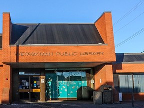 The Wetaskiwin Public Library has postponed its planned reopening.