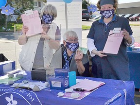 Bea Fioramanti, resource development co-ordinator with  Alzheimers staff and board members Joan Desjardens and Susan McLean set up on the weekend outside the office on Trunk Road. ALLANA PLAUNT/SAULT THIS WEEK