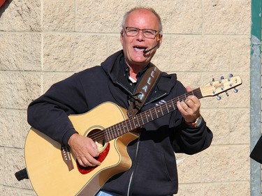 Gillan Rutz kept the atmosphere festive as he entertained the lunch crowd at Hyska's Your Independent Grocer during Petawawa Ramble on Saturday, Oct. 17. Anthony Dixon