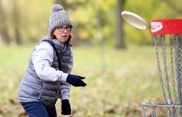 Andrea Winter throws at the Thames Grove Disc Golf Course at the Thames Grove Conservation Area in Chatham, Ont., on Saturday, Oct. 24, 2020. Mark Malone/Chatham Daily News/Postmedia Network