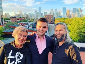 David Oulton standing with show producers Candace Schmidt (left) and Luis Gonzalez (right). Supplied image.