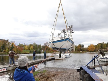 A crane was used to lift a sailboat out of Ramsey Lake at the Sudbury Yacht Club in Sudbury, Ont. on Friday October 2, 2020. The crane was used to remove all the boats from the water to wrap-up the sailing season. John Lappa/Sudbury Star/Postmedia Network